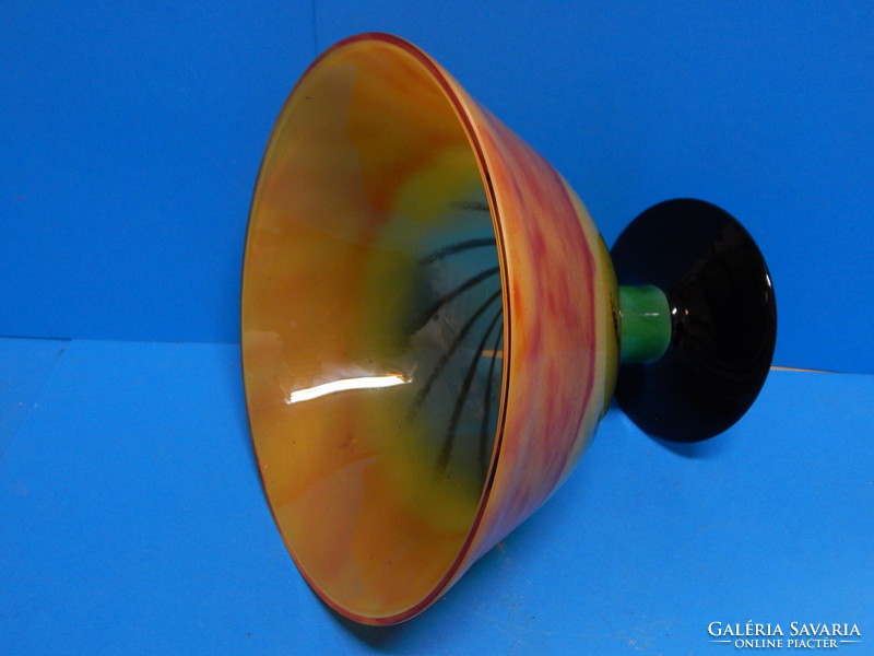 Színpompás muránói üveg kináló kis javítással a peremén