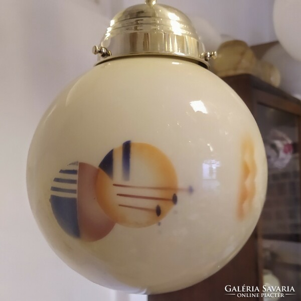 Art deco réz mennyezeti lámpa felújítva - geometrikus spritzdekor mintás krémszínű gömb búra
