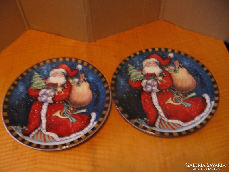 Decorative porcelain plate with Santa putt and pine tree