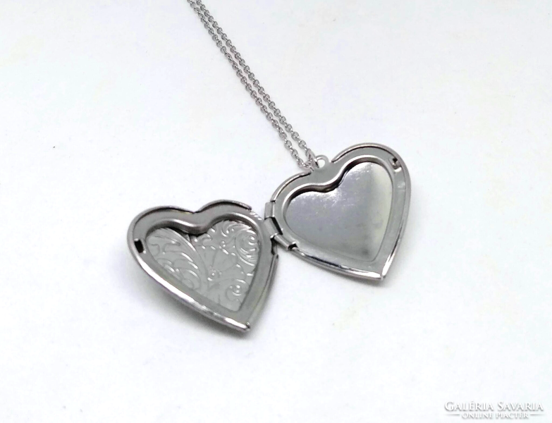 Nemesacél (stainless steel) nyaklánc, faragott szív alakú képtartós medállal 48