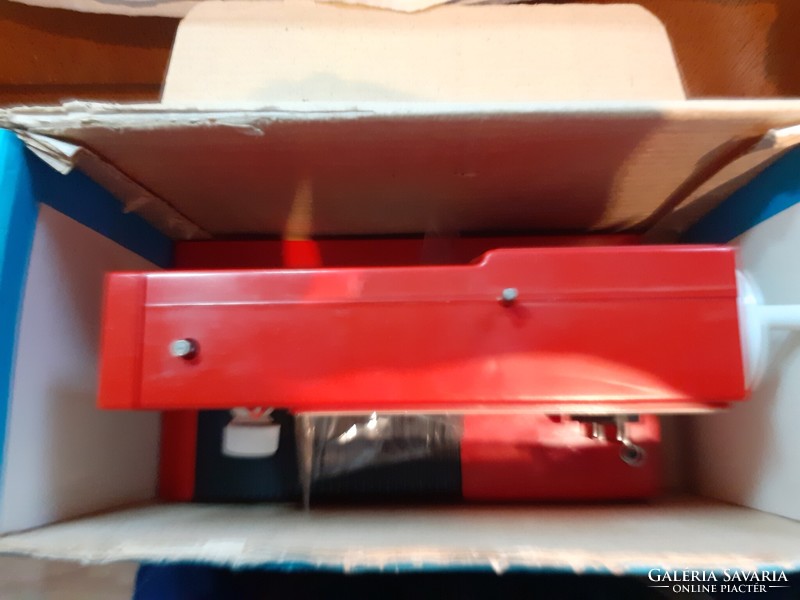 PIKO Michaela piros gyerek varrógép működik, dobozában, leírással