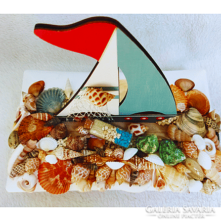 Nautical table decoration with shells