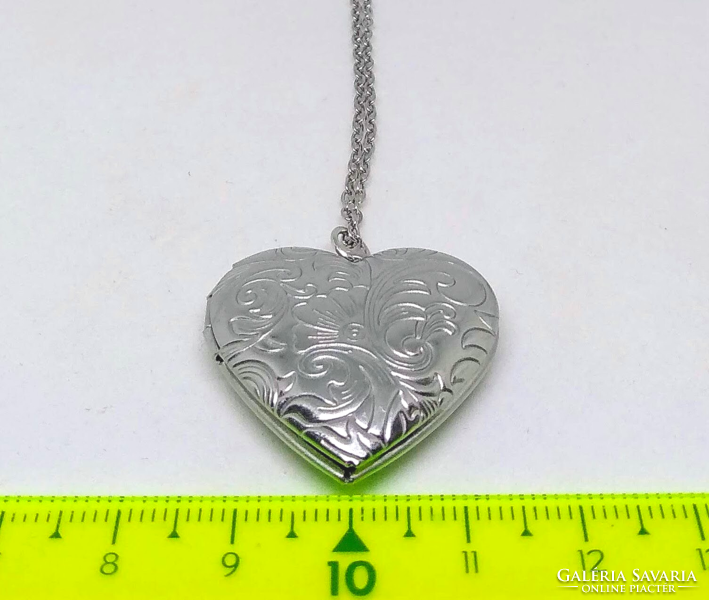 Stainless steel necklace with a carved heart-shaped picture pendant 48