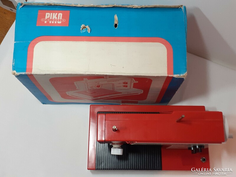 Piko Michaela red children's sewing machine works, in box, with description