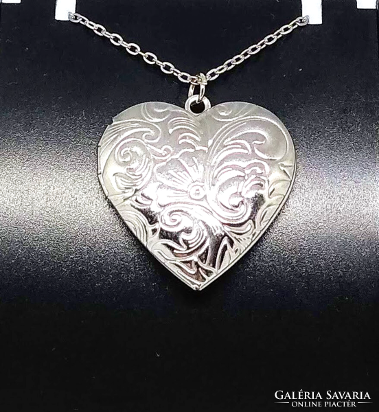 Stainless steel necklace with a carved heart-shaped picture pendant 48