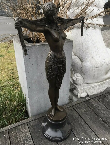 Táncosnő - Óriási bronz szobor