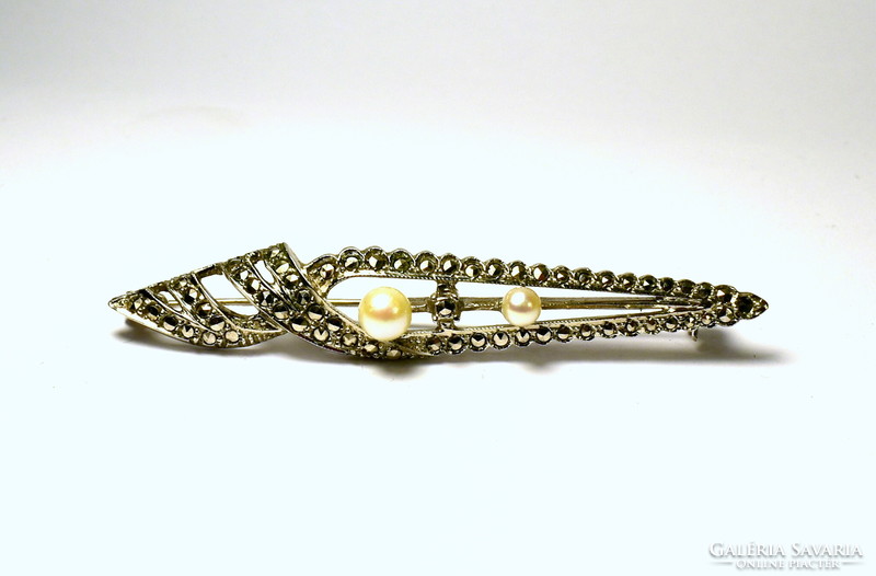 Spectacular silver brooch with beautiful pearls and marcasite!