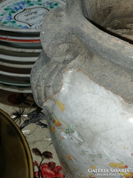 The antique coat-of-arms vase is in the condition shown in the pictures