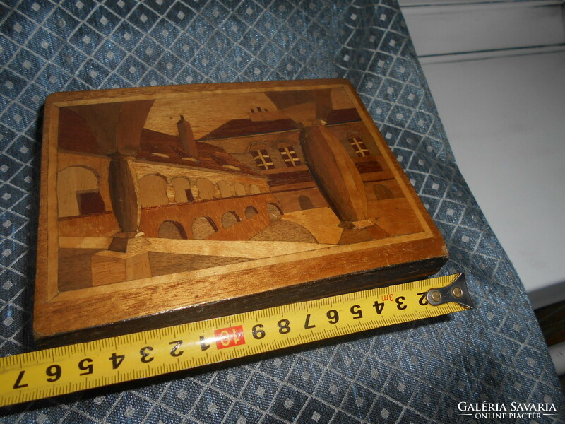Fa doboz - intarziás díszítéssel- kulccsal zárható-nem festett valódi fa intarzia