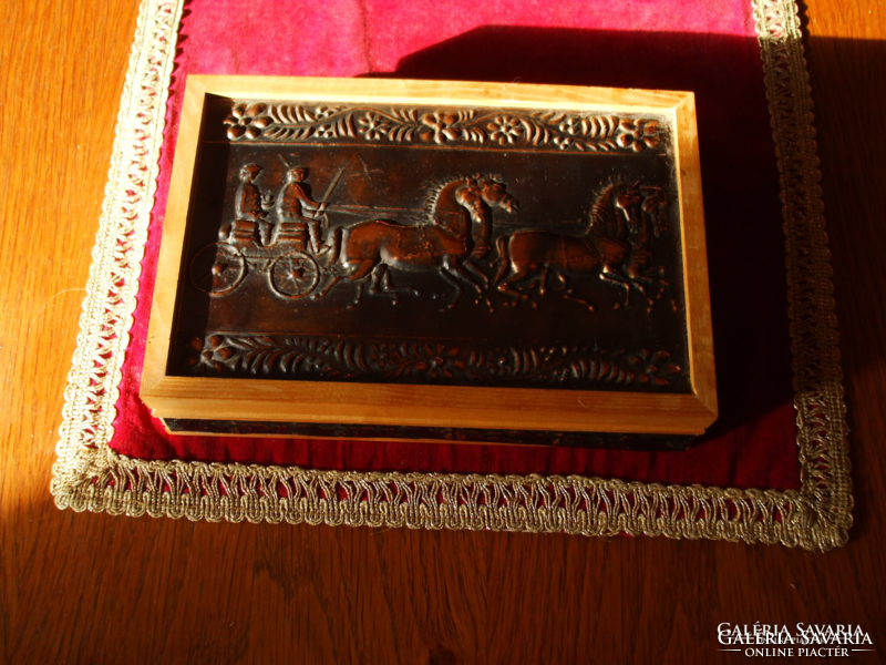 23X15 cm wooden gift box decorated with horse-drawn red copper carriage, unused