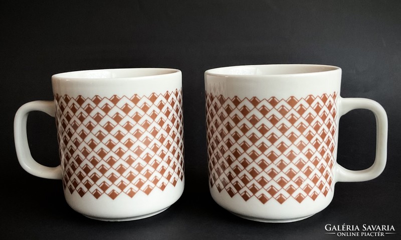 2 vitrine lubiana mugs brown checkered