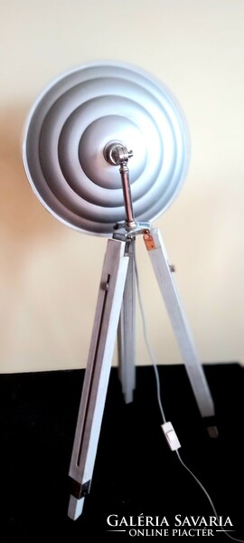 Tripod fa-króm-aluminium állólámpa ALKUDHATÓ  design