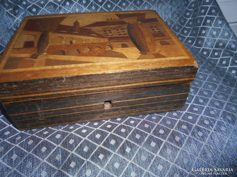 Fa doboz - intarziás díszítéssel- kulccsal zárható-nem festett valódi fa intarzia