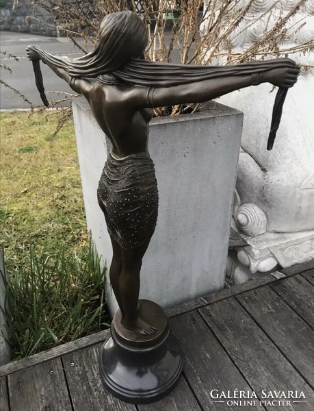 Táncosnő - Óriási bronz szobor