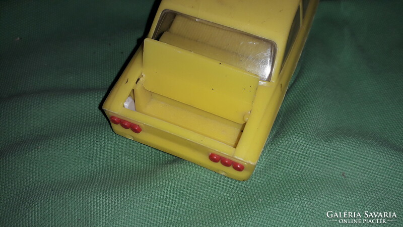 Old anchor hard plastic Porsche car with opening engine compartment and trunk 16 cm according to the pictures