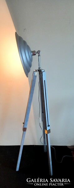 Tripod fa-króm-aluminium állólámpa ALKUDHATÓ  design
