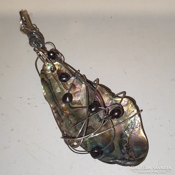 Special abalone shell pendant can be removed from the wire