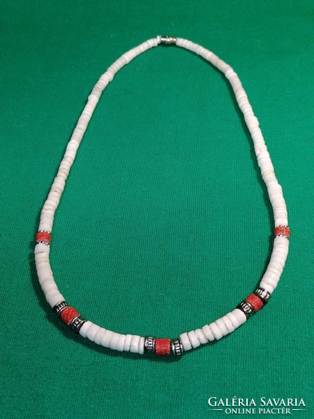 Coral and mother-of-pearl necklace (1025)