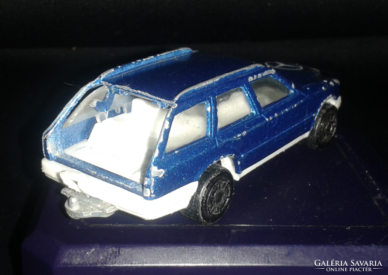 Majorette no.250 Mercedes 300 te 1/63 (metal base)