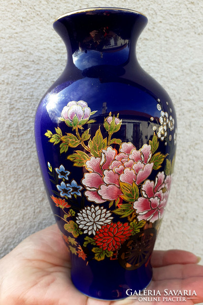 Gyönyörű, dúsan aranyotott mintájú váza. 18 cm