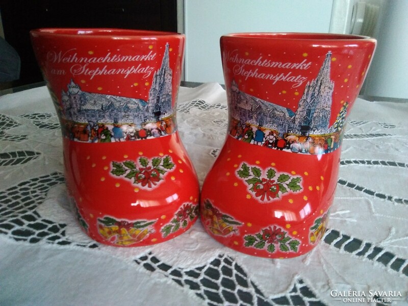Karácsonyi piros porcelán csizmák ünnepi hangulatban, a német Koessinger AG - től
