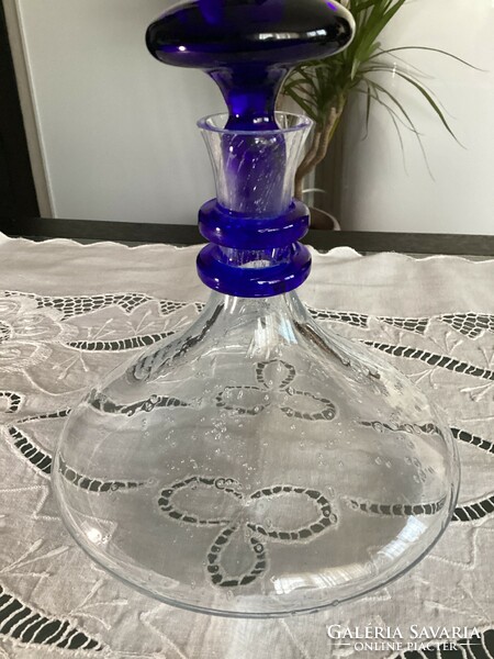 Wine decanter made of flashy blister glass with a flat blue cap!