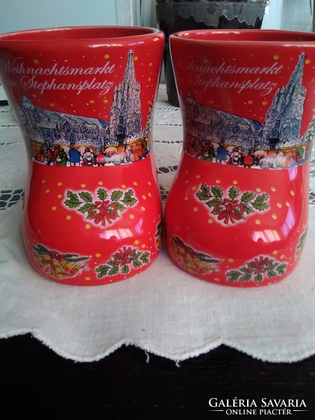 Karácsonyi piros porcelán csizmák ünnepi hangulatban, a német Koessinger AG - től