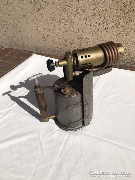 Antique gasoline lamp