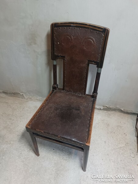 A XX.szd első felében készült székek, bőr kárpittal