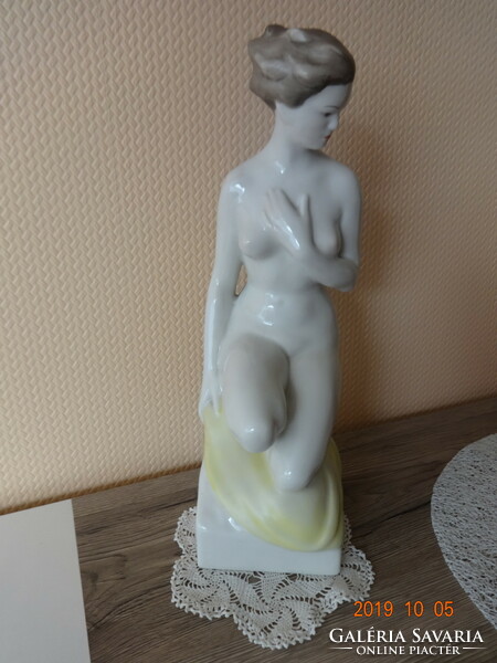 Régi, nagyméretű hollóházi porcelán figura, női akt szobor
