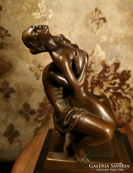 Erotikus jelenet - bronz szobor műalkotás