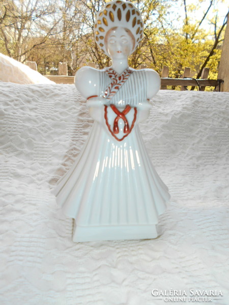Herendi porcelán matyó menyasszony  - Herendi vitrin figura
