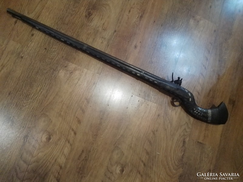 Antique flintlock rifle