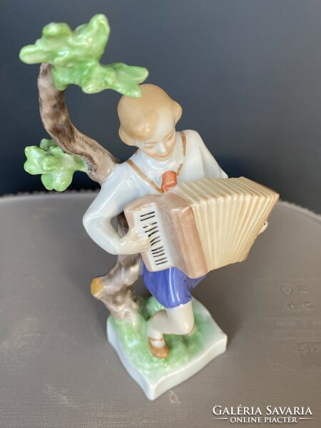 Úttörő lány harmonikával, gyűjtői ritka Herendi porcelán figura szocreál propaganda