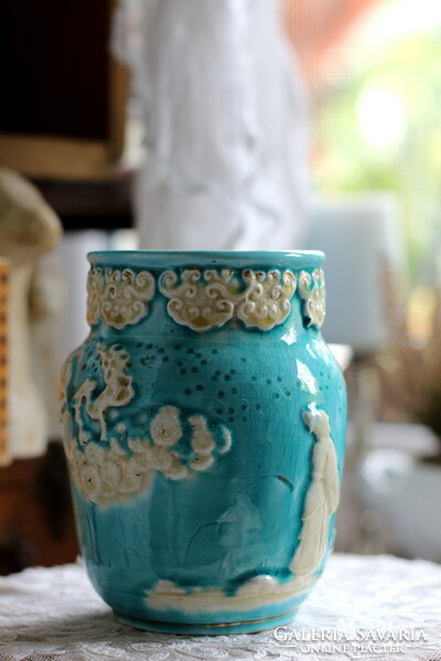 Schütz Cilli antik majolika váza, gyönyörű türkiz színben, keleti, kinaizáló dekorral, RITKASÁG