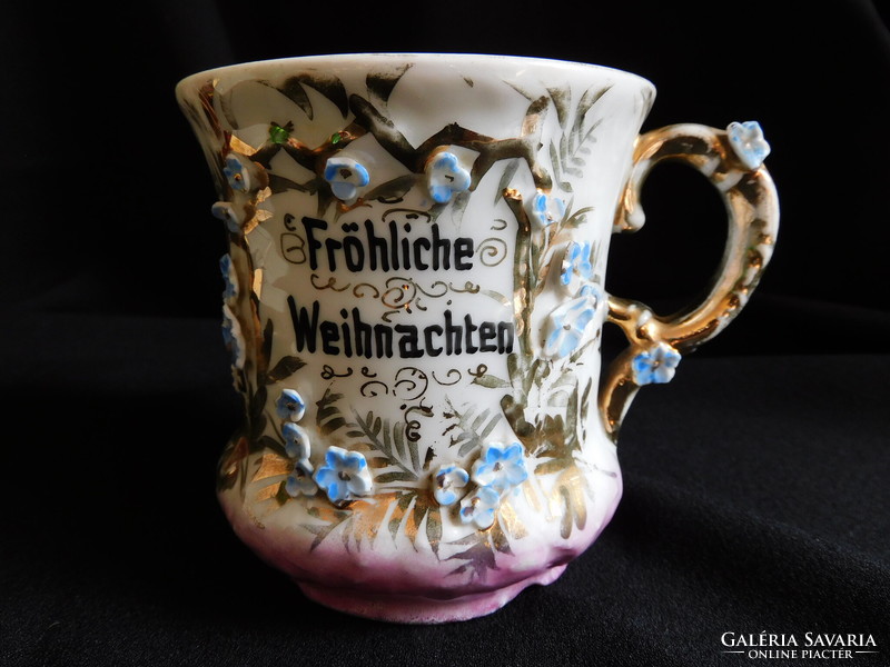 Antik karácsonyi bögre plasztikus virágdíszekkel, német nyelvű felirattal