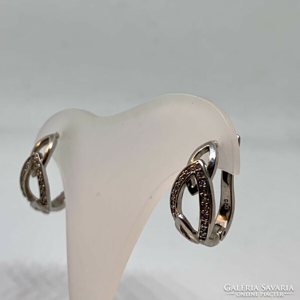 Elegáns, cirkóniával díszített ezüst fülbevaló, biztonságos franciakapcsos záródással
