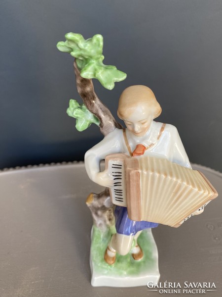 Úttörő lány harmonikával, gyűjtői ritka Herendi porcelán figura szocreál propaganda