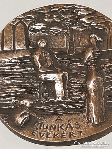 Ligeti Erika  "A Munkás Évekért " jelzett bronz plakett