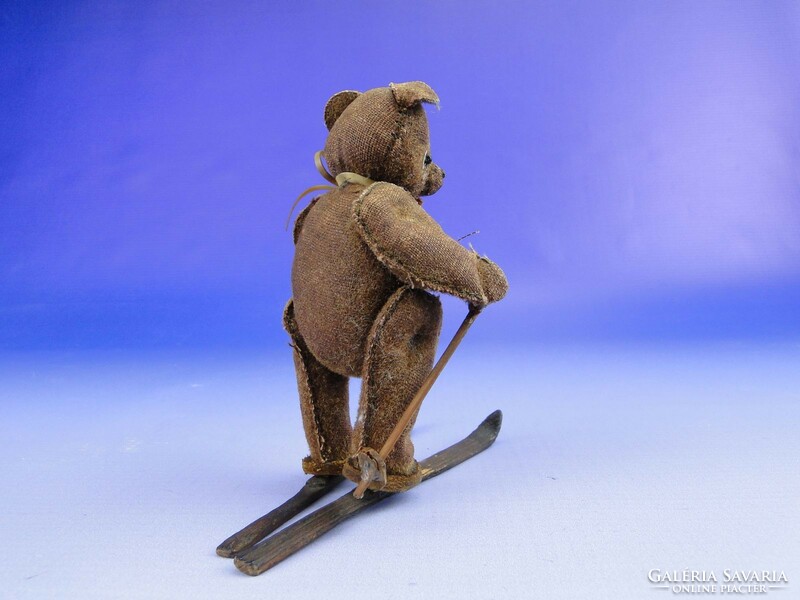 0E025 antique skiing bear figure
