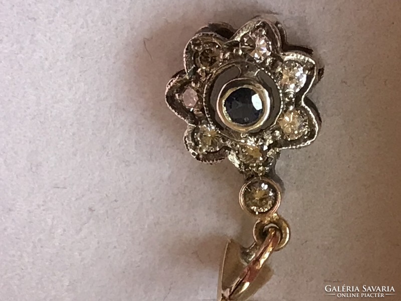 Antique daisy pendant with 8 diamonds and a small sapphire