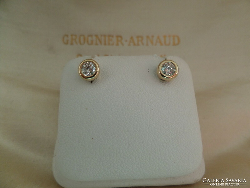 Pair of modern gold stud earrings with 0.34 Ct brilliant