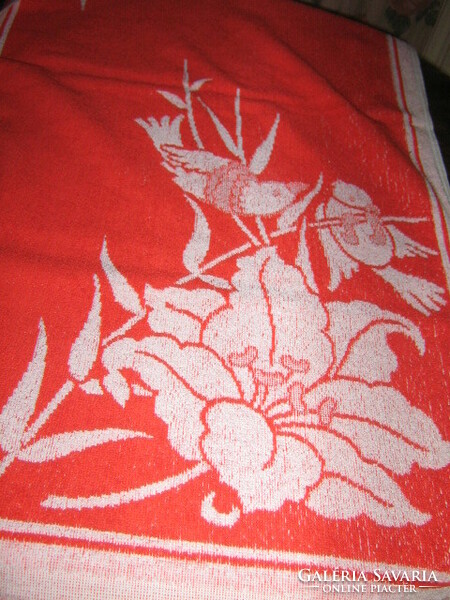 Bájos vintage piros-fehér kétoldalas fecskés virágos törölköző