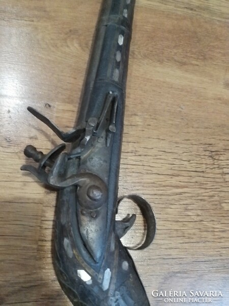 Antique flintlock rifle