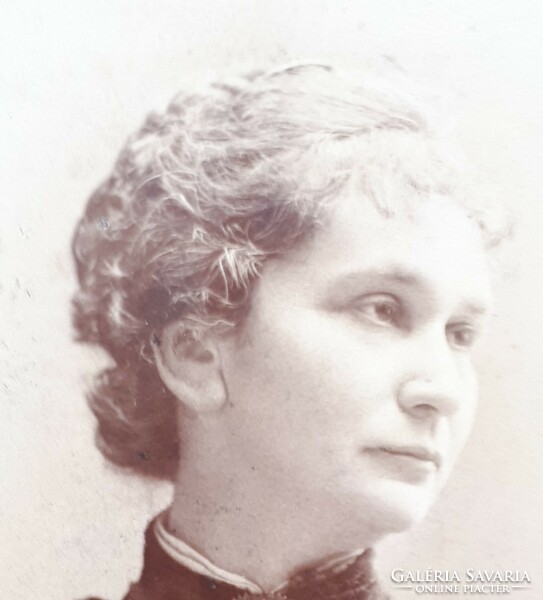 Fiatal hölgy fényképe szép korabeli öltözetben - Koller K. tanár műterme 1870 körül