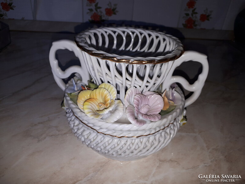 Ritka porcelán áttört rózsás füles váza