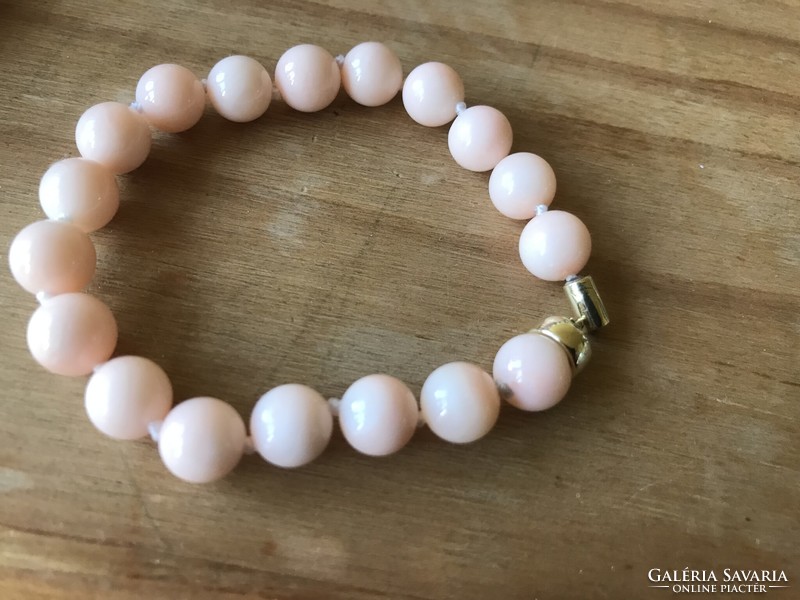 Rózsaszín, 8,3 mm-es korall gyöngyökből fűzött karkötő arany szerelékkel