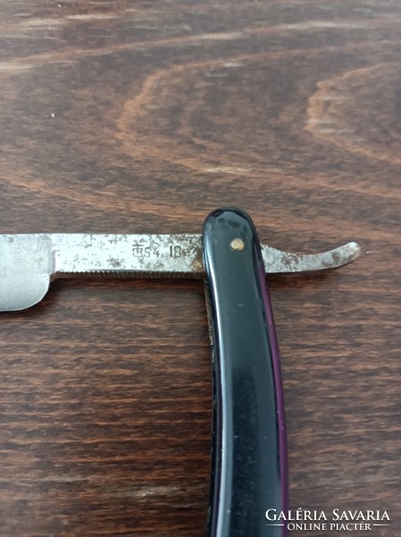 Razor/razor with blade of unknown marking.