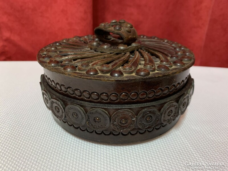 Round leather gift box / jewelry box with lid