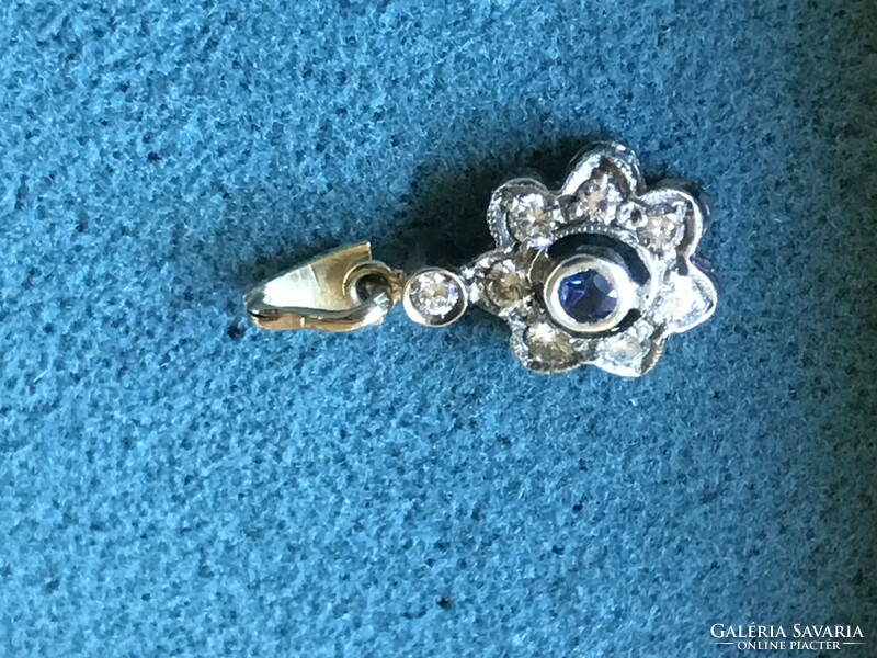 Antique daisy pendant with 8 diamonds and a small sapphire